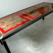Tavolo alto 70X140 cm. Struttura in ferro nero con ripiani in legno lamellare e resina. Utilizzabili fronte e retro.